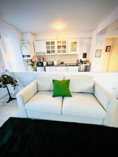 Airport Gardens Loft - 7