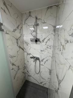 Luxurious 4BDR Retreat with free Parking - Sarajevo - 2