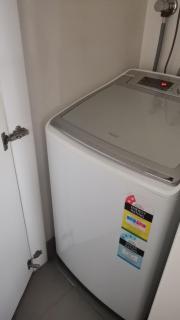 Room with wide single bed free tram to Melbourne CBD & Southern Cross Station - 4
