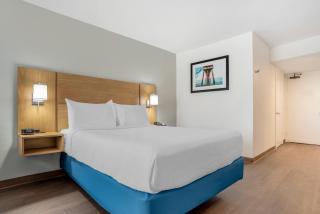 Chateau Beachfront Hotel, a By the Sea Resort - Panama City Beach - 8
