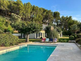 Villa La Ventilière pour 12 Personnes avec Piscine Chauffée, Terrain de Tennis, de Pétanque et Vue Mer - Le Beausset - 0