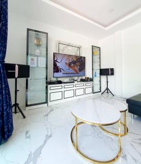 Utchara Villa - - 0