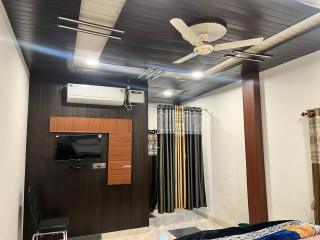 Saffron resturant and lodge - - 4