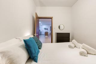 Bright,stylish 2bedroom apartment in village centre - 2