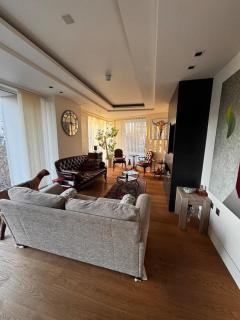 Modern 1 Bedroom Luxury Apt - London - 3