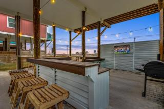FlipFlop 5BR Beach Escape Hot Tub Games and Fenced Yard - Bolivar Peninsula - 4