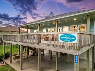 Sand Dollar Beachside 3BR Retreat, Ocean Views, Firepit & Pet Friendly - 3