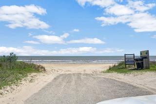 SeaDreams! 3BR Beachfront w Gorgeous Views and Steps to Sand - Gilchrist - 4