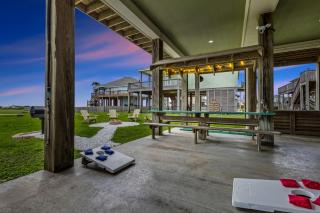 Seas the Day! 4BR Retreat, Hot Tub, Game Room, Firepit & Gulf Views - Port Bolivar - 3