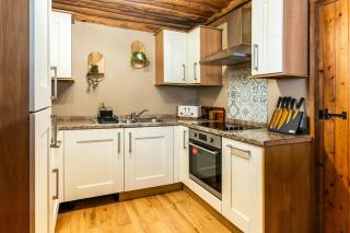 Tree House - Luxury Riverside Escape! - Bedford - 8
