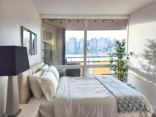 Landmark Views Licensed 2-Bedroom with Soundbar and Large Outdoor Space - Vancouver - 5