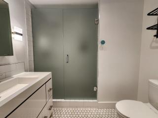 Landmark Views Licensed 2-Bedroom with Soundbar and Large Outdoor Space - Vancouver - 4