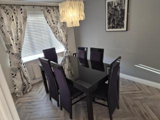 Wrexham Retreat Villa 4 bedrooms, 3 Bath - - 1