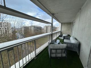 Large bright T4, tram, parking - 3