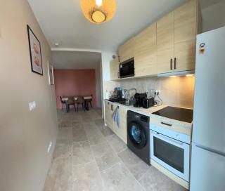 Large bright T4, tram, parking - 9