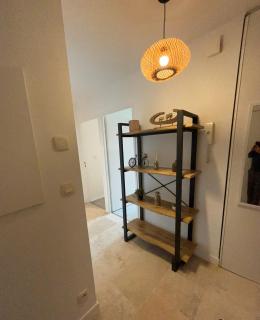 Large bright T4, tram, parking - 5