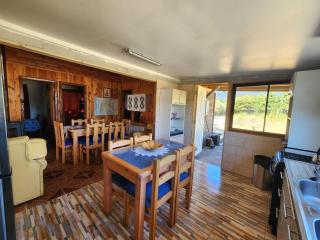 Amplia casa y sitio, lado aeropuerto, 4D, 2B - 9