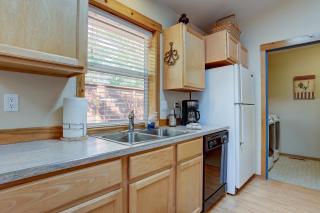 Huckleberry Cottage - 2