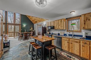 Sqyrls Nest - Hot Tub, Pet Friendly, Screen Porch, Grill, Wifi, Fire Pit, Deck, View, Family Friendly, Game Room, Shuffle Board, Wood Stove - 2