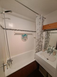 Appartement 5 personnes une chambre proche pistes balcon vue montagne Draps et serviettes non fournis Ménage à réaliser par le locataire - 1