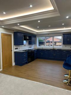 Large 4 bedroom house, electric gated driveway. - - 4