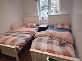 4 bedroom refurbished house perfect for families, workers and groups situated in Dudley near town centre and Russall hall hospital - Dudley - 7