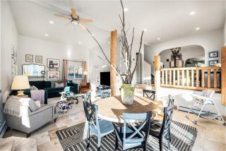 Lux 4br Cabin W Hot Tub & Patio - 8