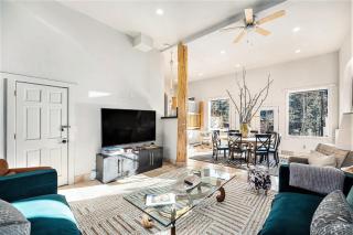 Lux 4br Cabin W Hot Tub & Patio - 2