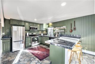 Lux 4br Cabin W Hot Tub & Patio - 6