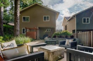 Beautiful reverse floor plan cottage fire pit outdoor shower short walk to beach fireplace decks 3309 - Cannon Beach - 0
