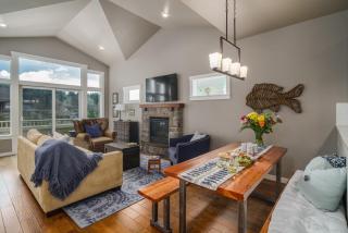 Beautiful reverse floor plan cottage fire pit outdoor shower short walk to beach fireplace decks 3309 - Cannon Beach - 9