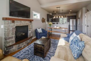 Beautiful reverse floor plan cottage fire pit outdoor shower short walk to beach fireplace decks 3309 - Cannon Beach - 5