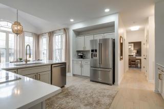 Beautiful Sleek and Modern 4 bdrm - Franklin - 9