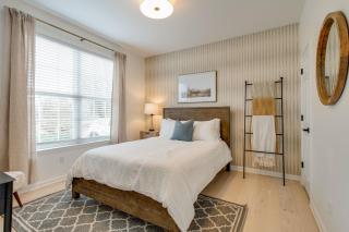 Beautiful Sleek and Modern 4 bdrm - Franklin - 1