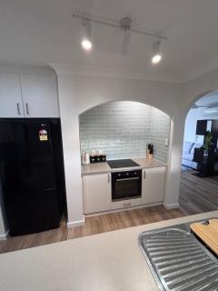 Cozy 3-Bed House in Halls Head - Mandurah - 4