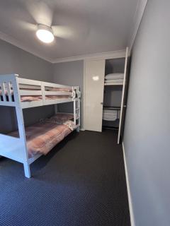 Cozy 3-Bed House in Halls Head - 3