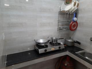 Aggarwal luxury rooms with private kitchen having all utensils, gas and fridge, wifi with android tv, fully air conditioning in cream location of lajpat nagar south delhi - 7
