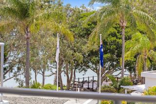 Waterfront Two Bedroom Ocean Breeze Retreat with Free Parking - Urangan - 8