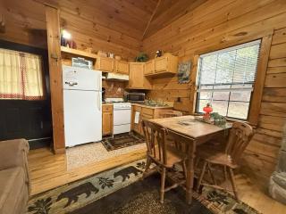 Cozy Bear Cabin-Stunning Mountain View, Dogs welcome with Pet Rate - Maggie Valley - 2