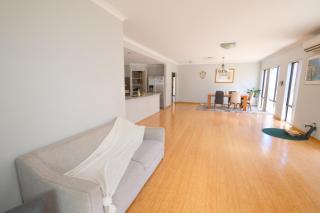 Airport 5BR Retreat - Full Kitchen & Tranquil - Perth - 2