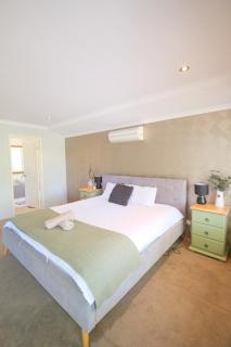 Airport 5BR Retreat - Full Kitchen & Tranquil - 3