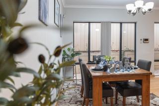 Airport 5BR Retreat - Full Kitchen & Tranquil - 5