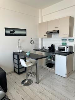 GRAND PALAIS - Beautiful top floor studio - Sea front with AC - Vallauris - 2