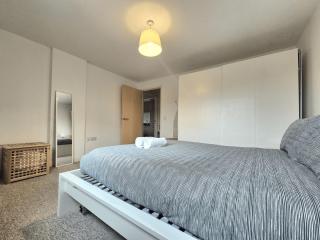 Spacious 1 Bedroom Apartment, opposite the metro station, Very central london location - Londres - 1