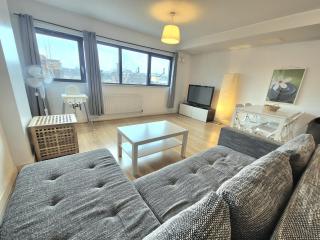 Spacious 1 Bedroom Apartment, opposite the metro station, Very central london location - Londres - 2