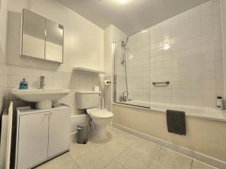 Spacious 1 Bedroom Apartment, opposite the metro station, Very central london location - Londres - 3