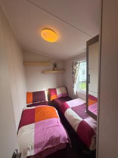 6 Beds Family friendly - unlimited Wi-Fi, Warm, Cozy Sun decking Caravan at Seawick Holiday Park - Saint Osyth - 4