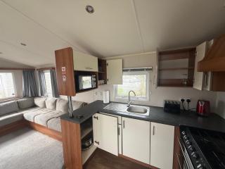 6 Beds Family friendly - unlimited Wi-Fi, Warm, Cozy Sun decking Caravan at Seawick Holiday Park - Saint Osyth - 5