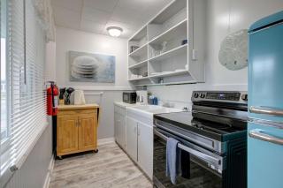 Shell Collector Cottage 2-Bed by the Sea w fireplace - 2