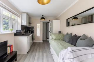 Studio in East Barnet Village - London - 1